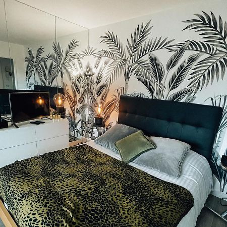 Beautiful Modern Fully Furnished Studio Левалуа-Пере Экстерьер фото
